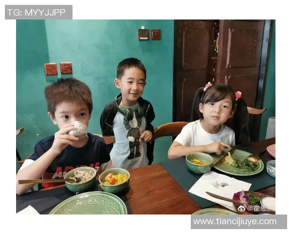 小萌娃与足球明星亲密互动瞬间引发全场欢笑与感动